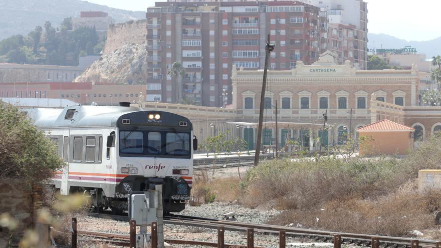 Adif destina 10,6 millones para llegar en tren a Alicante sin pasar por Murcia
