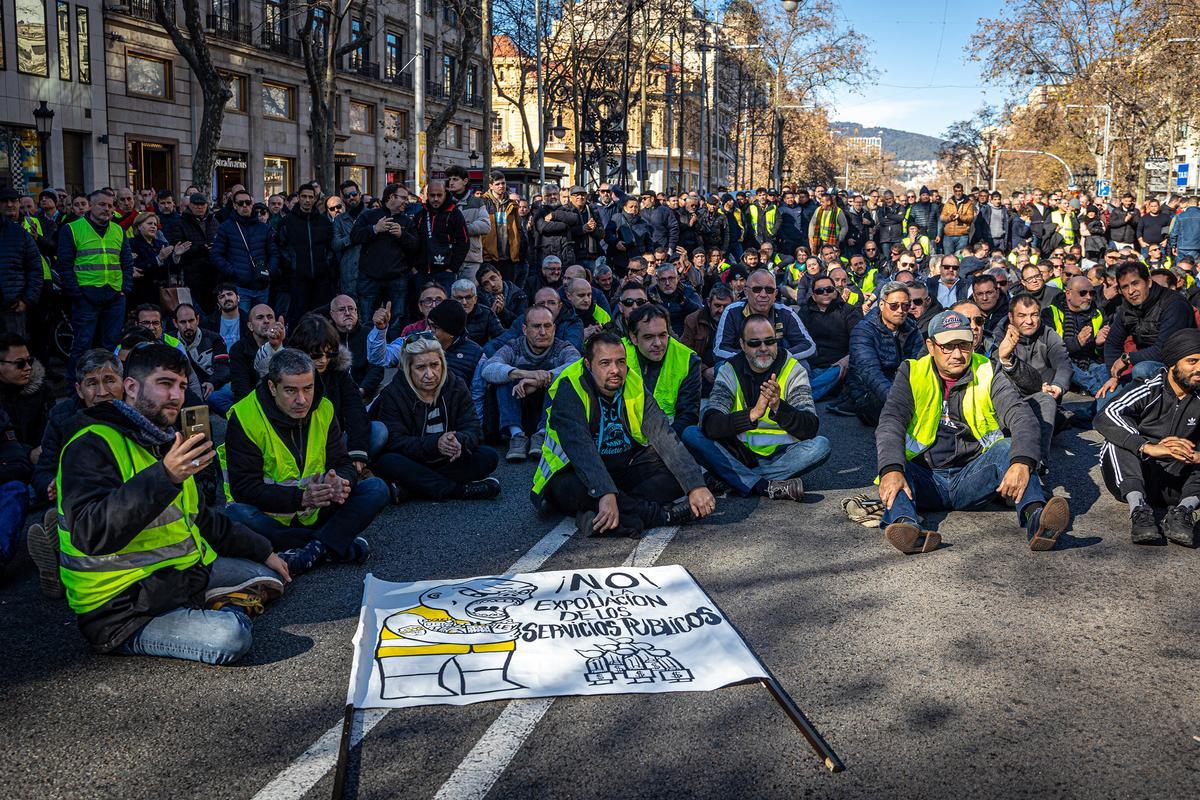 El sector del taxi, en huelga este miércoles en Barcelona, ha acordado “dar una tregua” al Govern hasta la celebración del Mobile World Congress