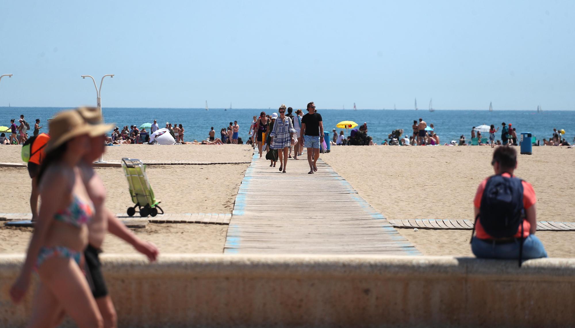 Las playas de València, llenazo previo al verano