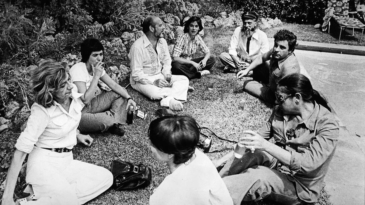  Ana Maria Matute,  Ana Maria Moix,  Jaime Gil de Biedma, Alejandra Vidal,  Carlos Barral,  Juan Marsé,  Yvonne Hortet ,y una persona sin identificar,  reunidos en Sitges en 1970