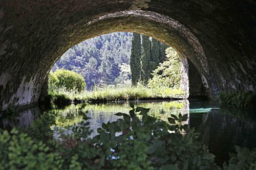 Die Kunsthistorikerin Júlia Ramon erklärt auf einem Rundgang durch die Jardins d’Alfàbia, aus welcher Zeit die Allee, die Wasserspiele und die Bäume stammen