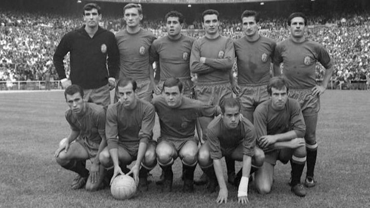 El equipo de España en la final de la Eurocopa de 1964, en el Santiago Bernabeu, frente a Rusia. Arriba, por la izquierda, Iríbar, Zoco, Olivella, Fusté, Calleja y Rivilla. Abajo, Amancio, Pereda, Marcelino, Suárez y Lapetra.