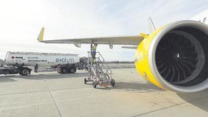 Carga de combustible a un Airbus A320 en el Aeropuerto de Sevilla.