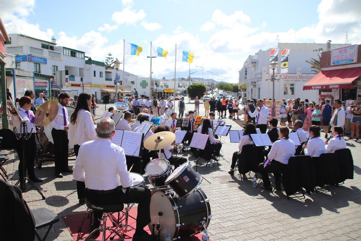 Yaiza llena sus calles de alegría, música y tradición el Día de Canarias.