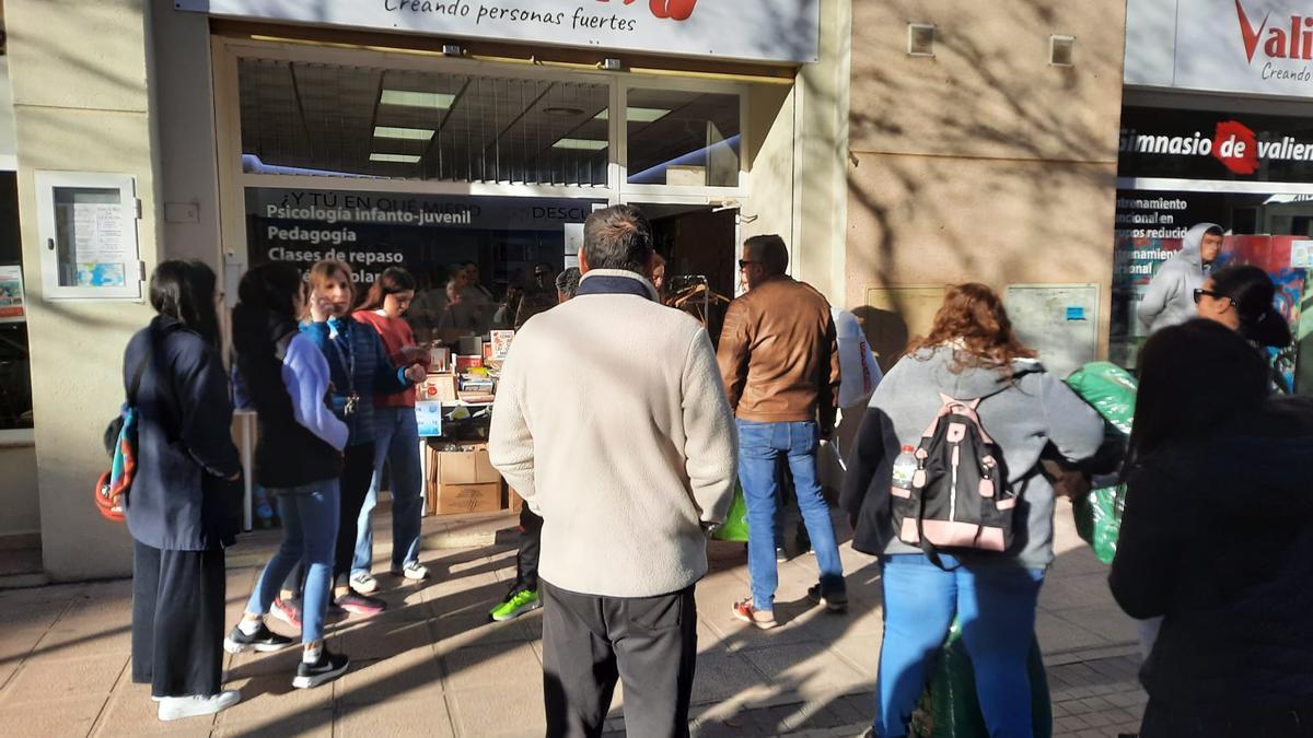 Solidaridad valenciana desde el minuto cero: los vecinos llevan enseres a la asociación Valientes