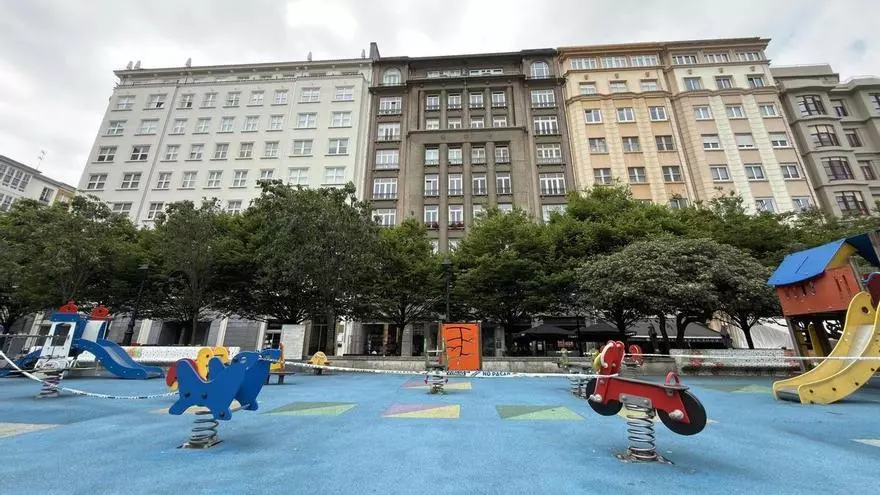 El área infantil de la plaza de Vigo, en A Coruña, cerrada temporalmente por un tratamiento rutinario de los árboles de su entorno