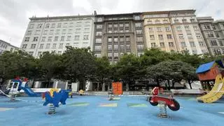 El Concello cierra los juegos infantiles de la plaza de Vigo para fumigar los árboles contra el pulgón