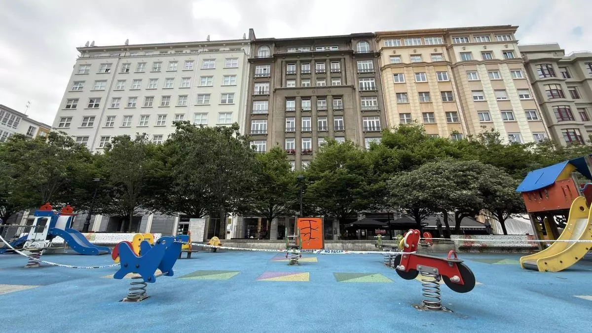 El Concello cierra los juegos infantiles de la plaza de Vigo para fumigar los árboles contra el pulgón