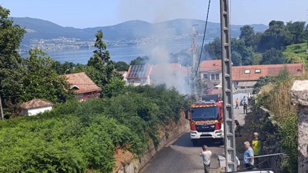 Los bomberos de Mos en el incendio del transformador.
