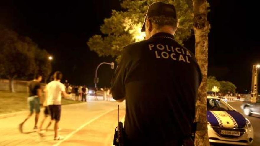 Policía Local en los alrededores del botellón de la zona del golf el pasado fin de semana.