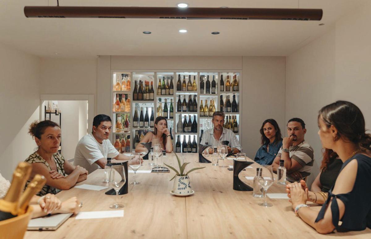 Bedrinks celebra sus diez años con una nueva sala de catas ubicada en su tienda del puerto de ibiza.