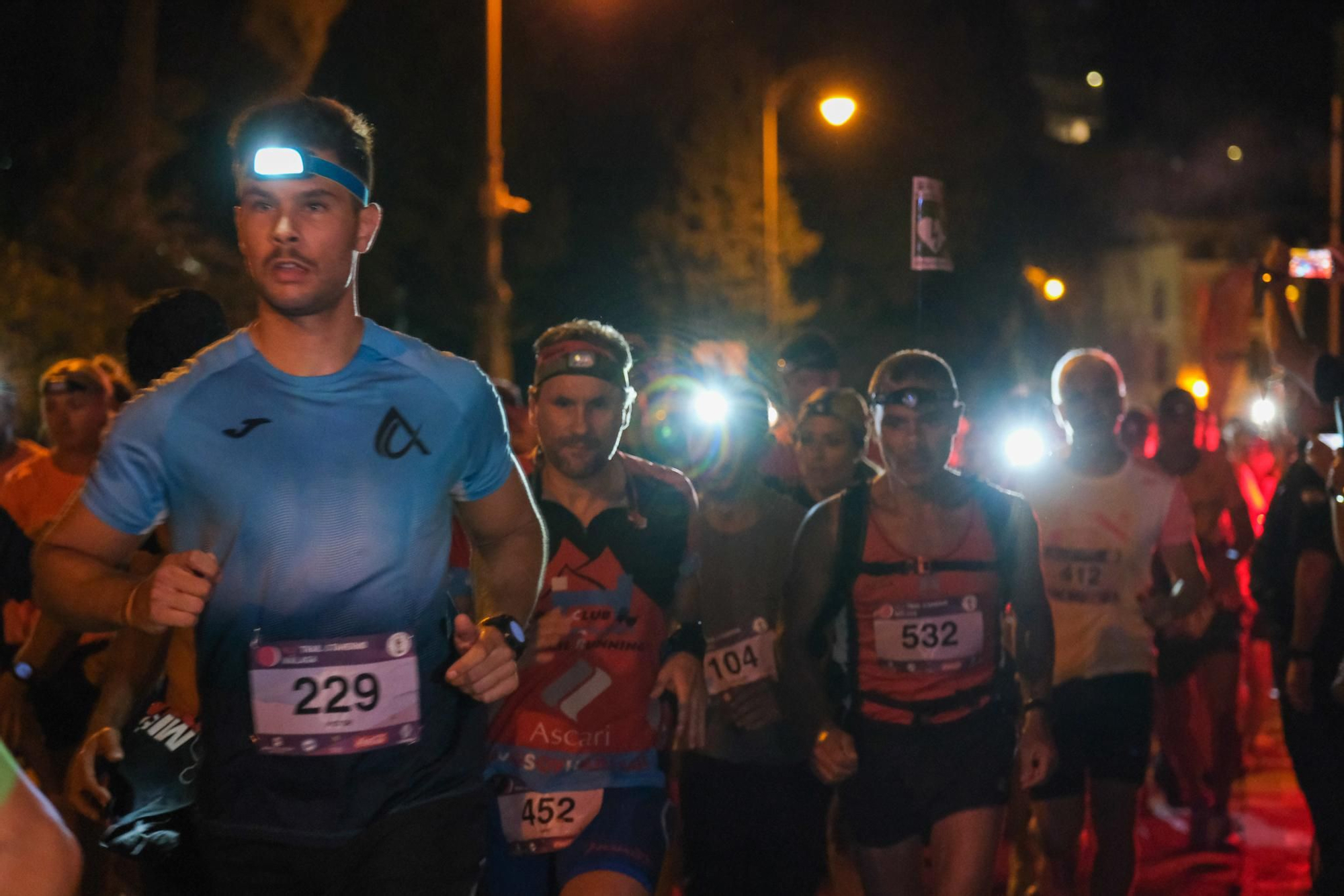 La carrera nocturna Mlk Trail & Tahermo llena de corredores el entorno de Gibralfaro