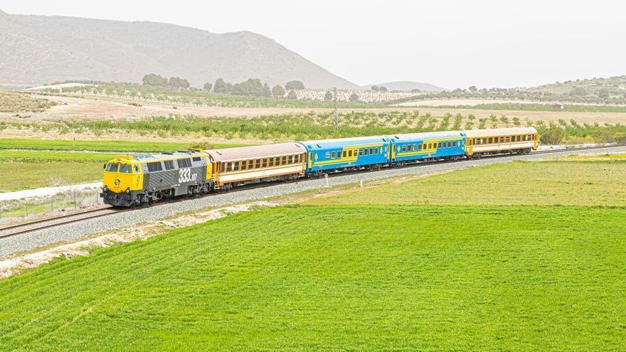 Viaje al pasado: el 'Tren de los 80' ofrece una experiencia histórica entre Cáceres y Valencia de Alcántara