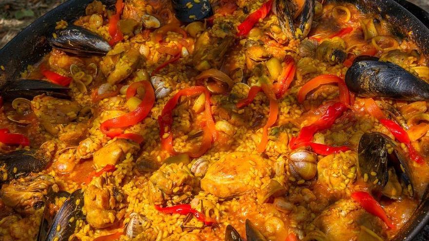 Paella mixta: ¿Delicia o aberración?