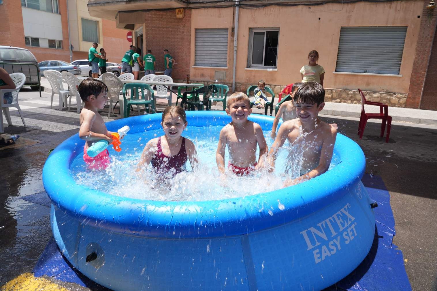 El Grau da inicio a las fiestas de Sant Pere con pólvora, bous y música