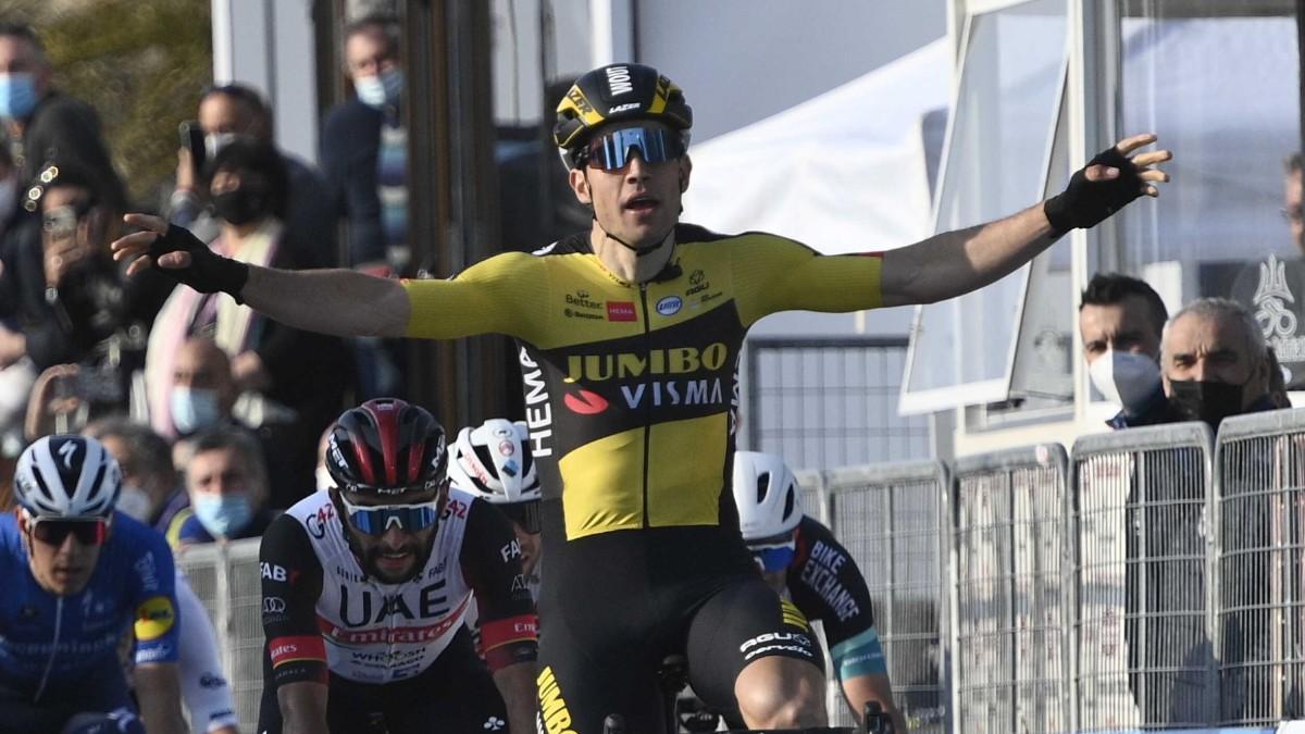 Van Aert celebra su victoria en línea de meta