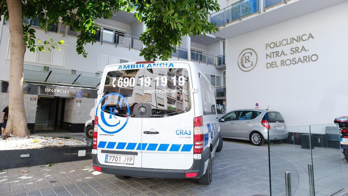 Entrada de la Policlínica del Rosario, en Ibiza.