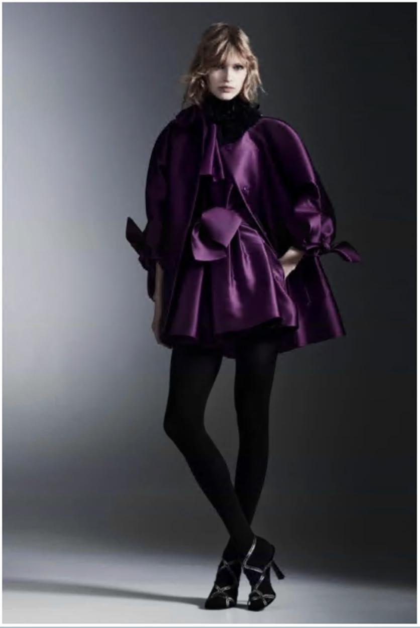 Aunque el morado tiene fama de ser un color difícil de aplicar, el Midnight Plum (ciruela medianoche) ofrece una solución profunda, rica y en capas para productos tan variados.