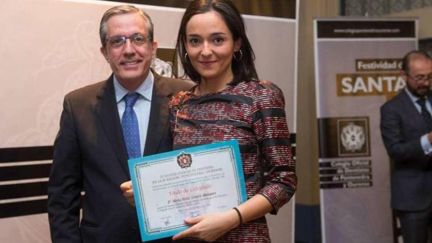 Segundo Rodríguez Grandío entrega un diploma de bienvenida a una nueva colegiada. // FdV