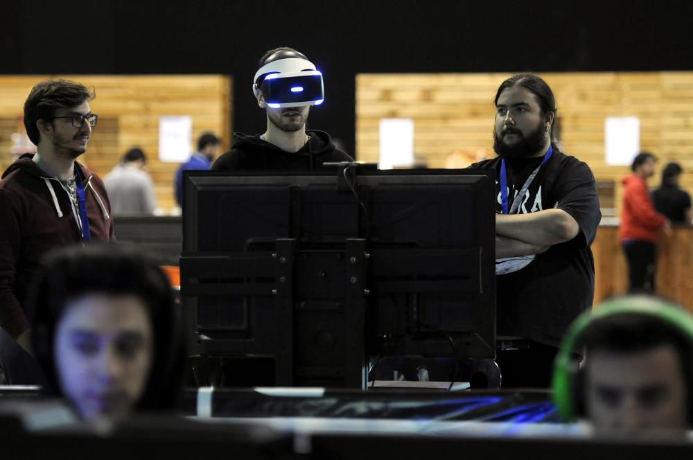 Este fin de semana tiene lugar en Silleda la ''LAN Party'' más grande de Galicia, en la que cientos de ''gamers'' jugarán y competirán juntos a distintos videojuegos.