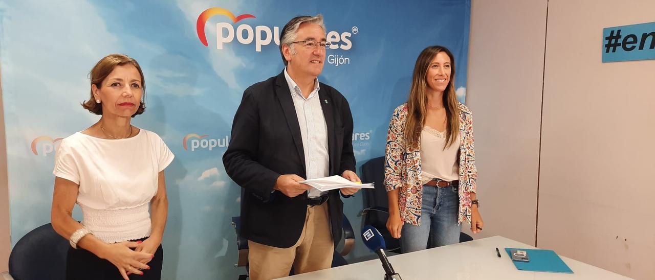 Por la izquierda, Ángeles Fernández-Ahúja, Pablo González y Ángela Pumariega, en la sede del PP de Gijón, en la calle Álvarez Garaya.