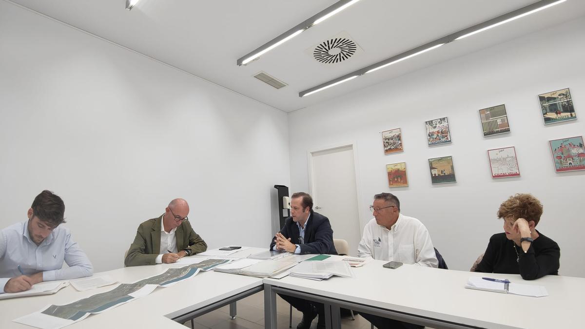 Reunión del ayuntamiento con los vecinos del Saler.