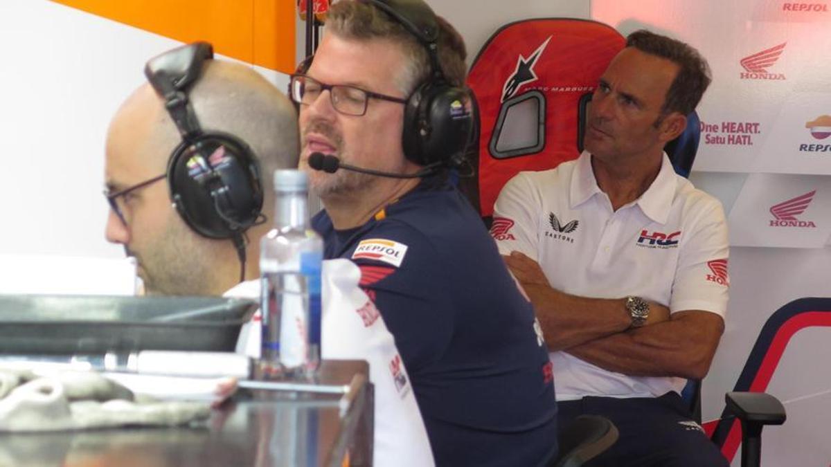 Aberto Puig, Team Manager del equipo Repsol Honda, observa los monitores del test de hoy en Misano.