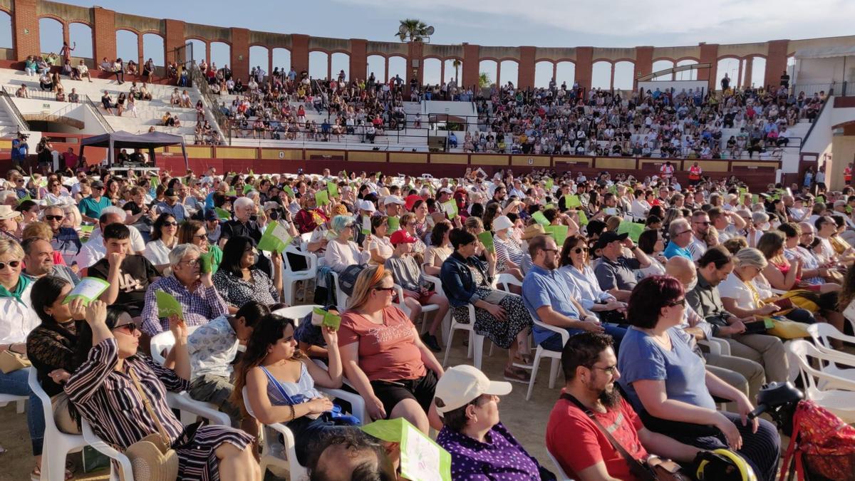 El público asistente llenó la plaza de Toros.