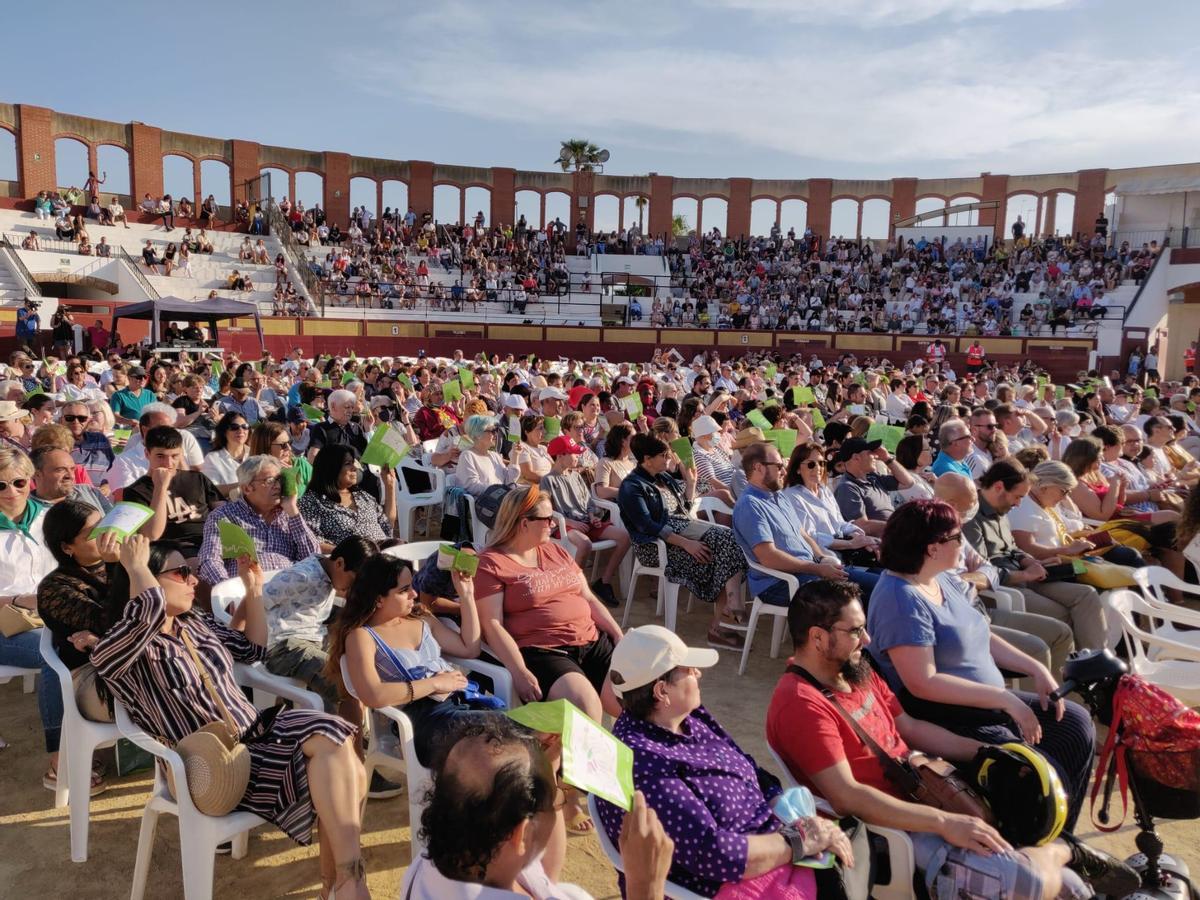 El público asistente llenó la plaza de Toros.