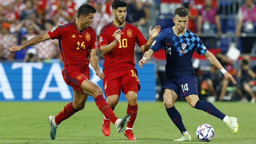 Rodri y Asensio tratan de cortar el avance del croata Perisic durante la final. |  // REUTERS