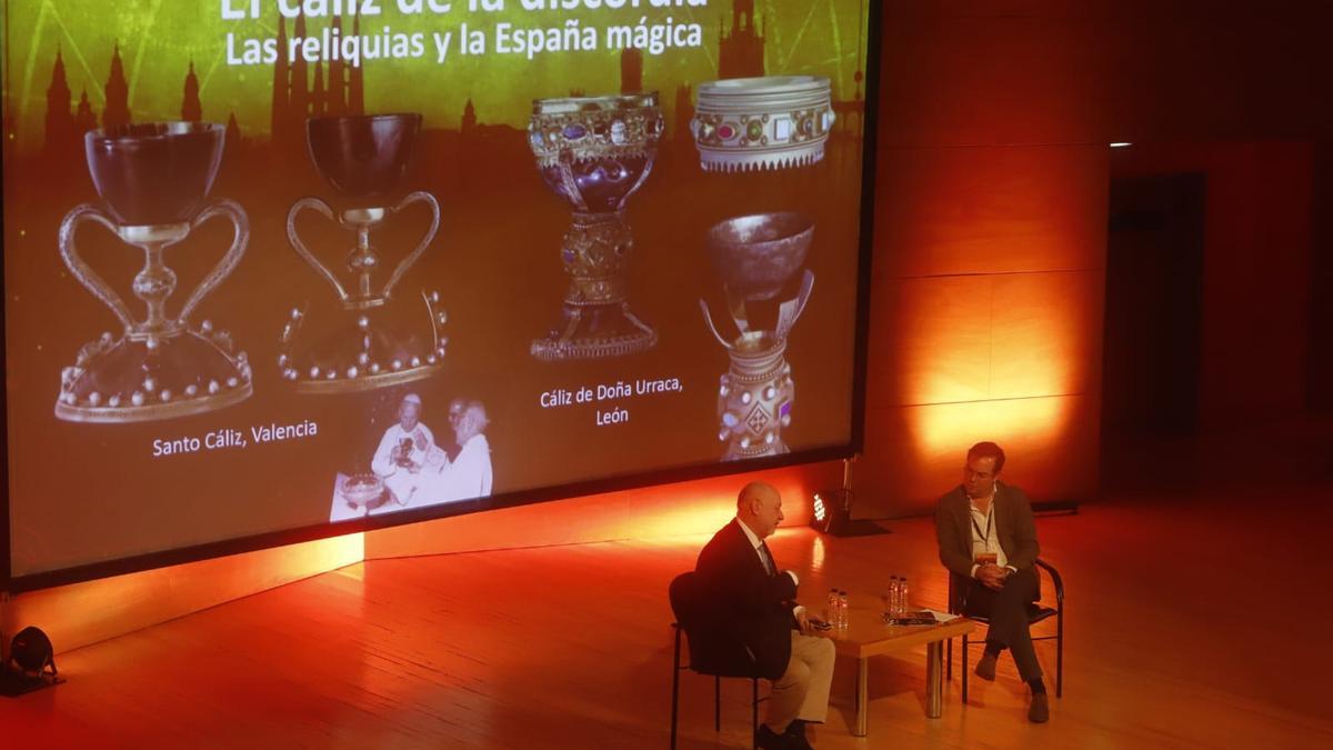 Juan Eslava Galán y Javier Sierra, este viernes, en el Auditorio de Zaragoza.