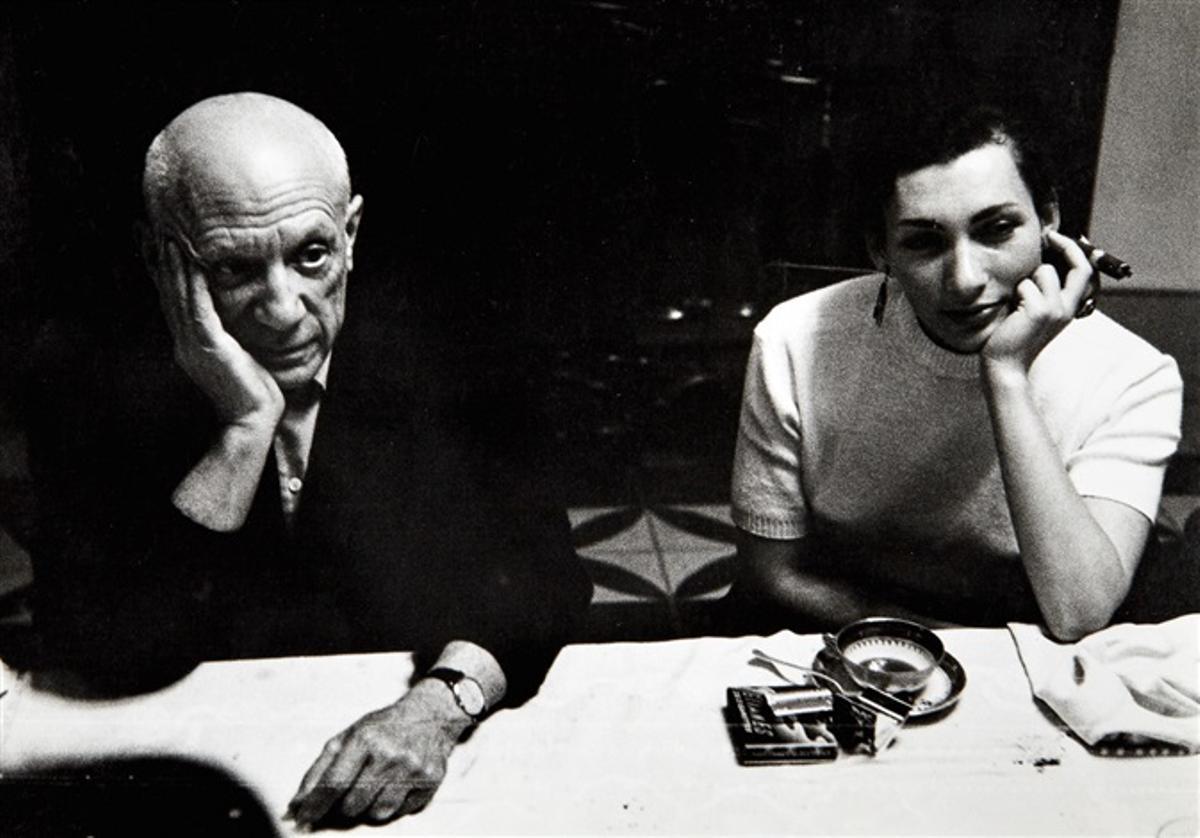 Pablo Picasso y Christine, en 1957, en la localidad francesa de Nimes