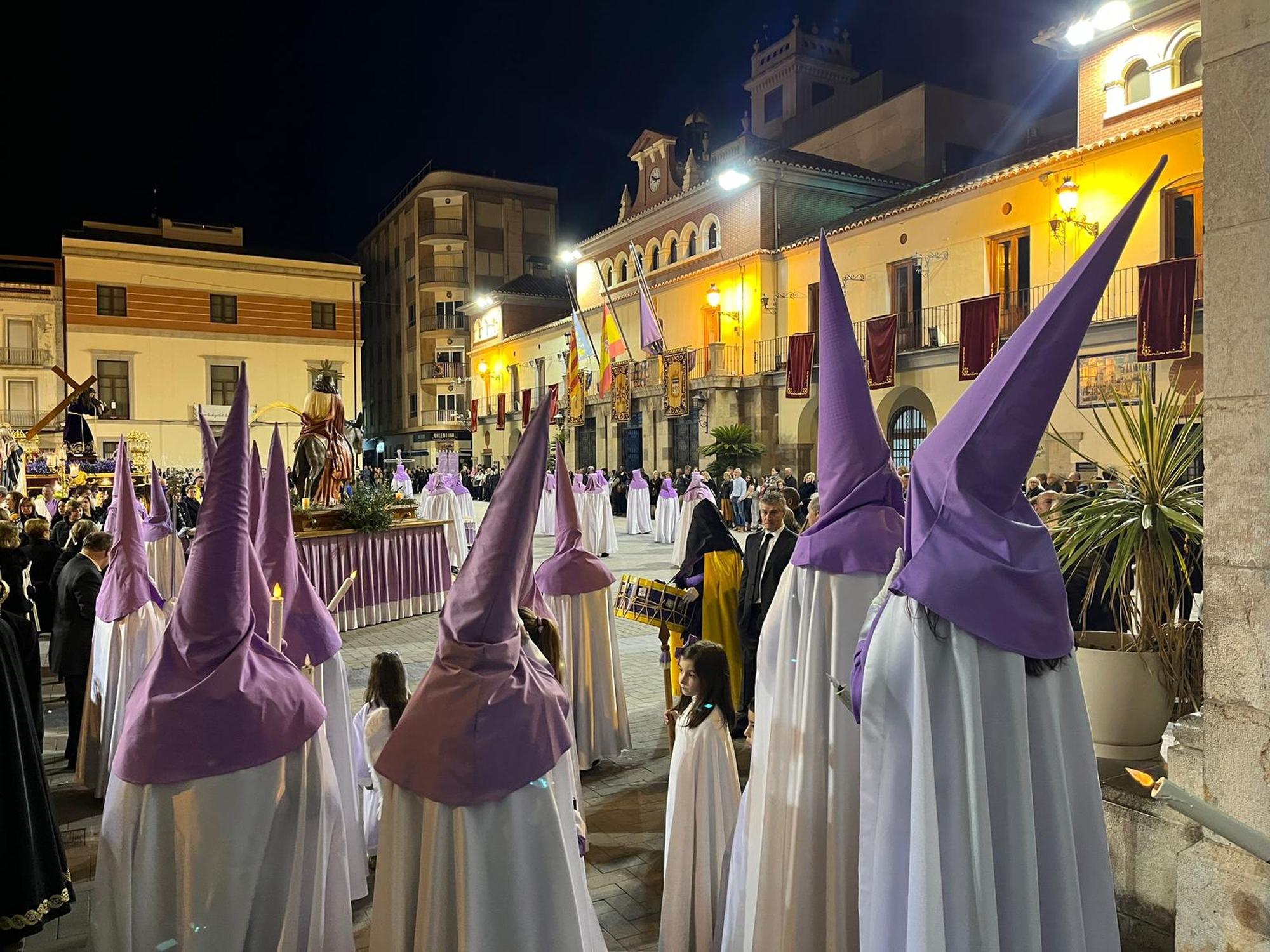 Emotiva y solemne procesión del Santo Entierro en Nules