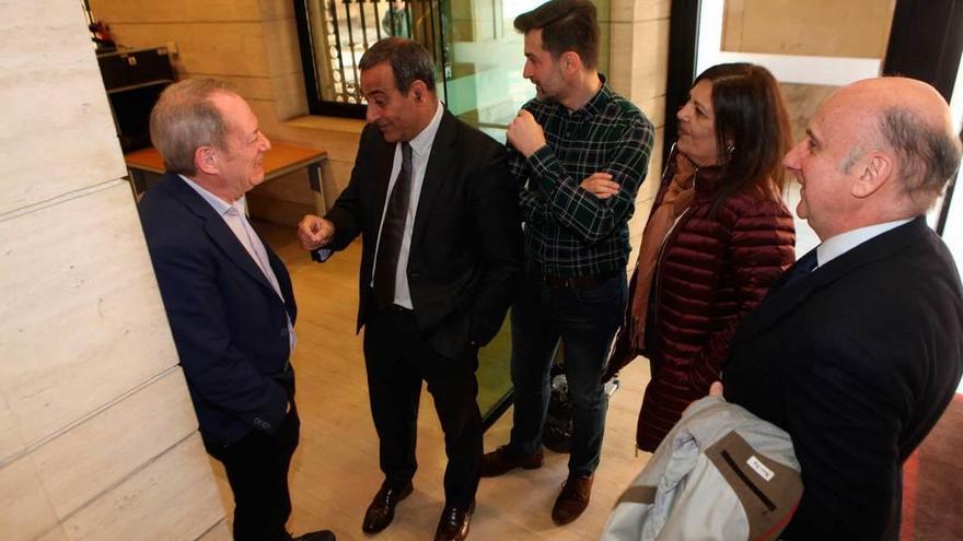 El consejero Fernando Lastra charla con Aurelio Martín (IU) en el vestíbulo del Ayuntamiento de Gijón ante la mirada de los ediles socialistas José María Pérez y Marina Pineda y el director general de Urbanismo, Juan José Fernández Pereiro.