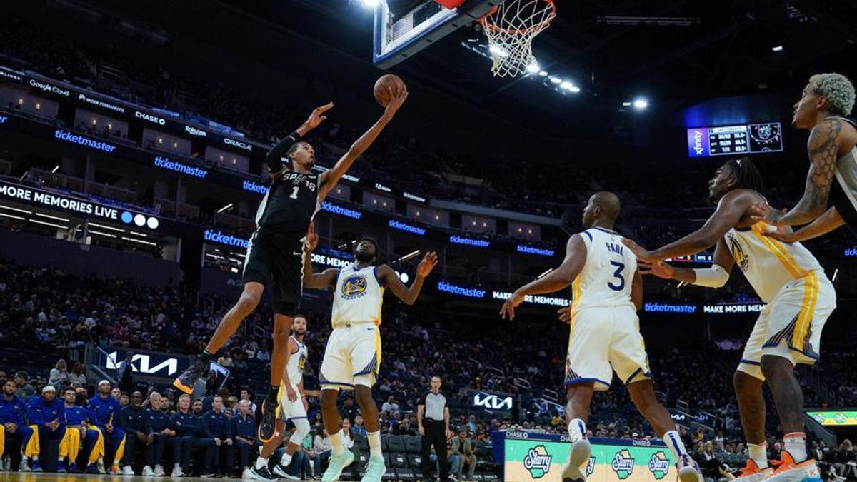 Wenbanyama lanza a canasta en el amistoso de pretemporada que los Spurs jugaron ante los Warriors.