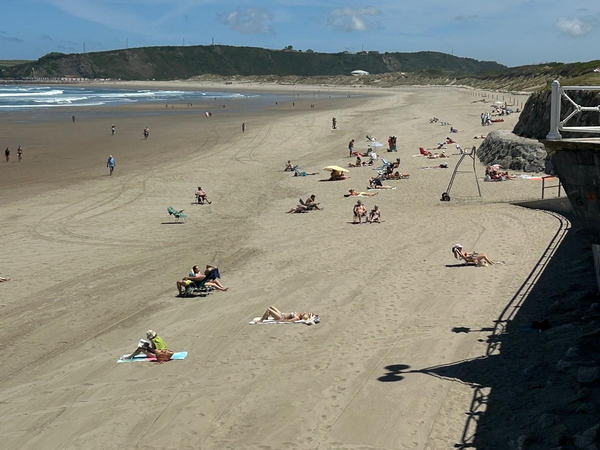 EN IMÁGENES: Las playas de Castrillón recibena a los primeros socorristas del verano EN IMÁGENES: Las playas de Castrillón recibena a los primeros socorristas del verano
