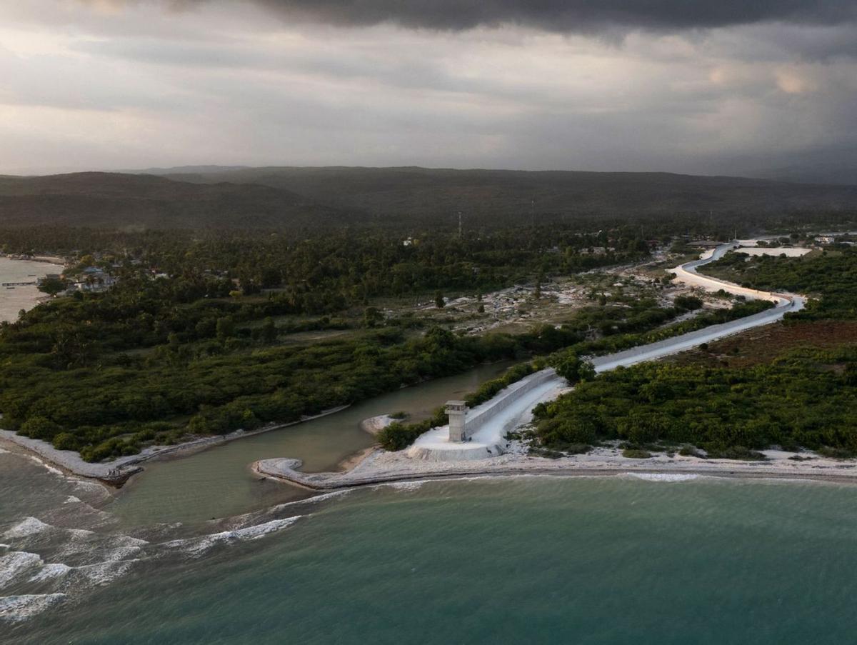 La República Dominicana aixeca un mur amb participació espanyola