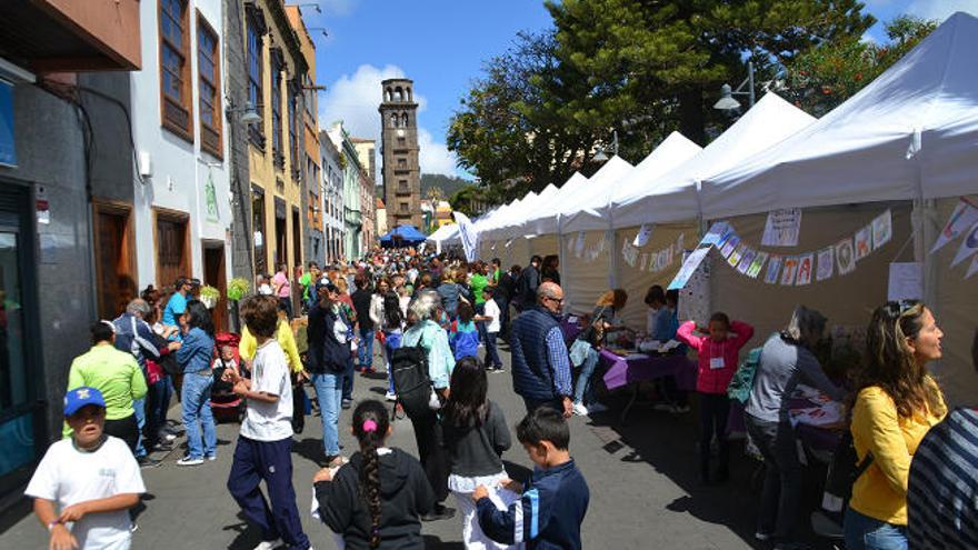 Varios momentos de la feria de cooperativas que se celebró en la mañana de ayer en el entorno de la plaza de la Concepción.