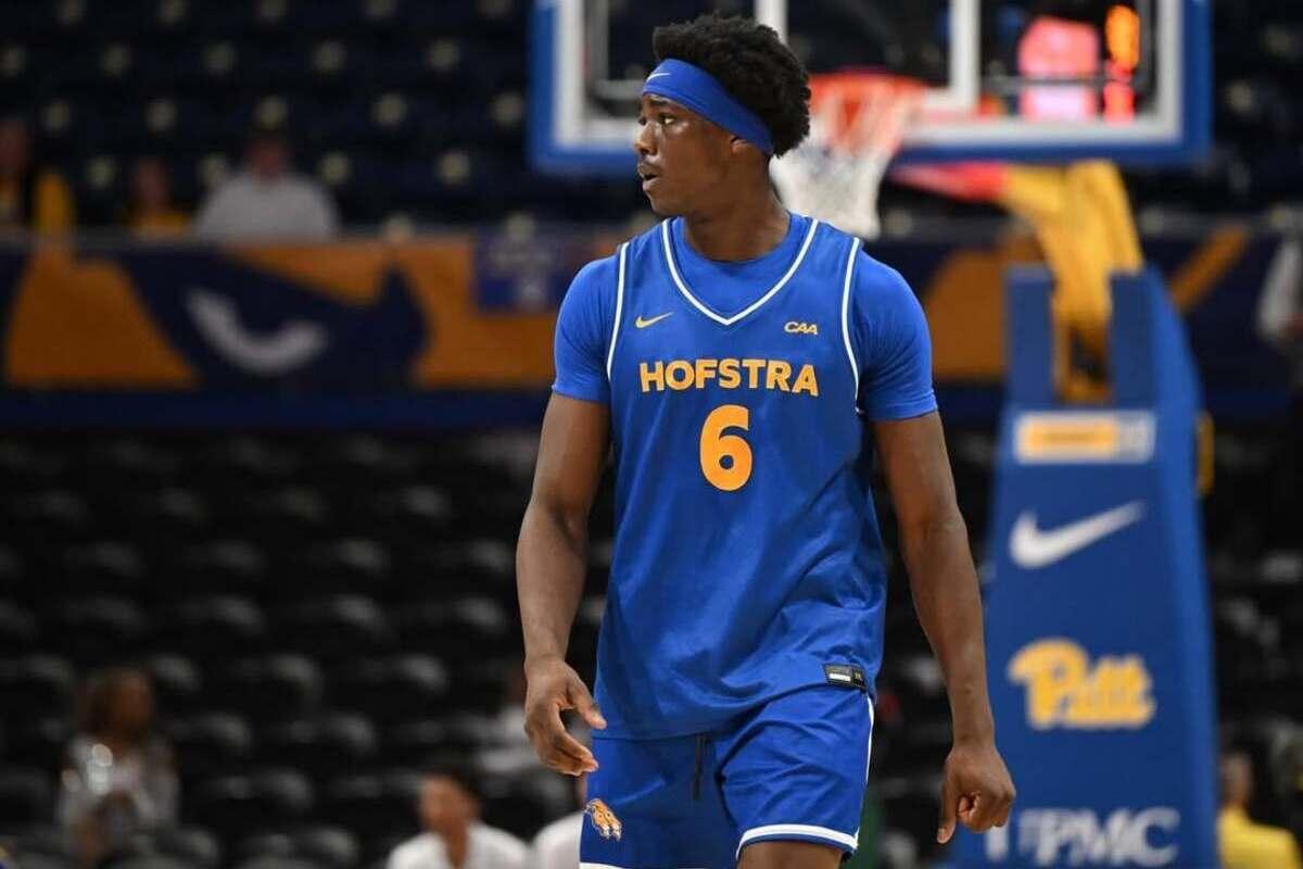 Onuetu en un partido con los Hofstra Pride