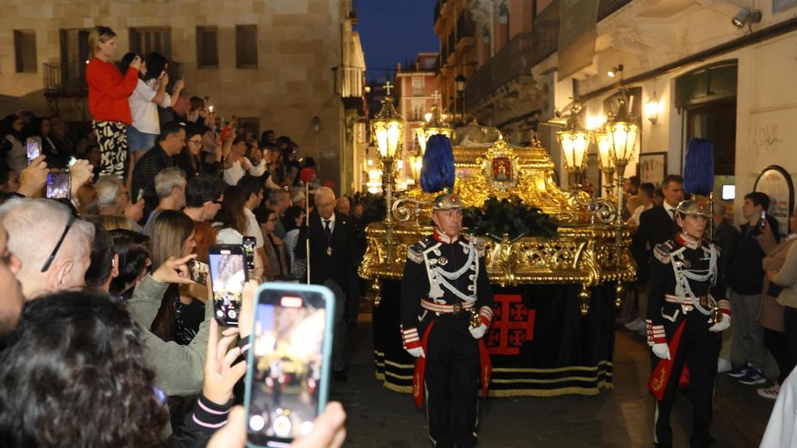 La Hermandad del Santo Sepulcro recorre solemne las calles de Alicante en el Viernes Santo