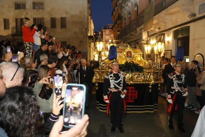 La Hermandad del Santo Sepulcro recorre solemne las calles de Alicante en el Viernes Santo