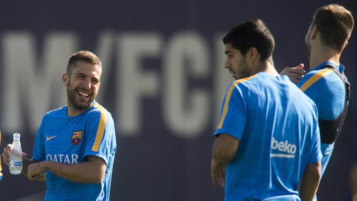 Alba bromea con Piqué y Suárez durante el entrenamiento de este viernes en la ciudad deportiva del Barça