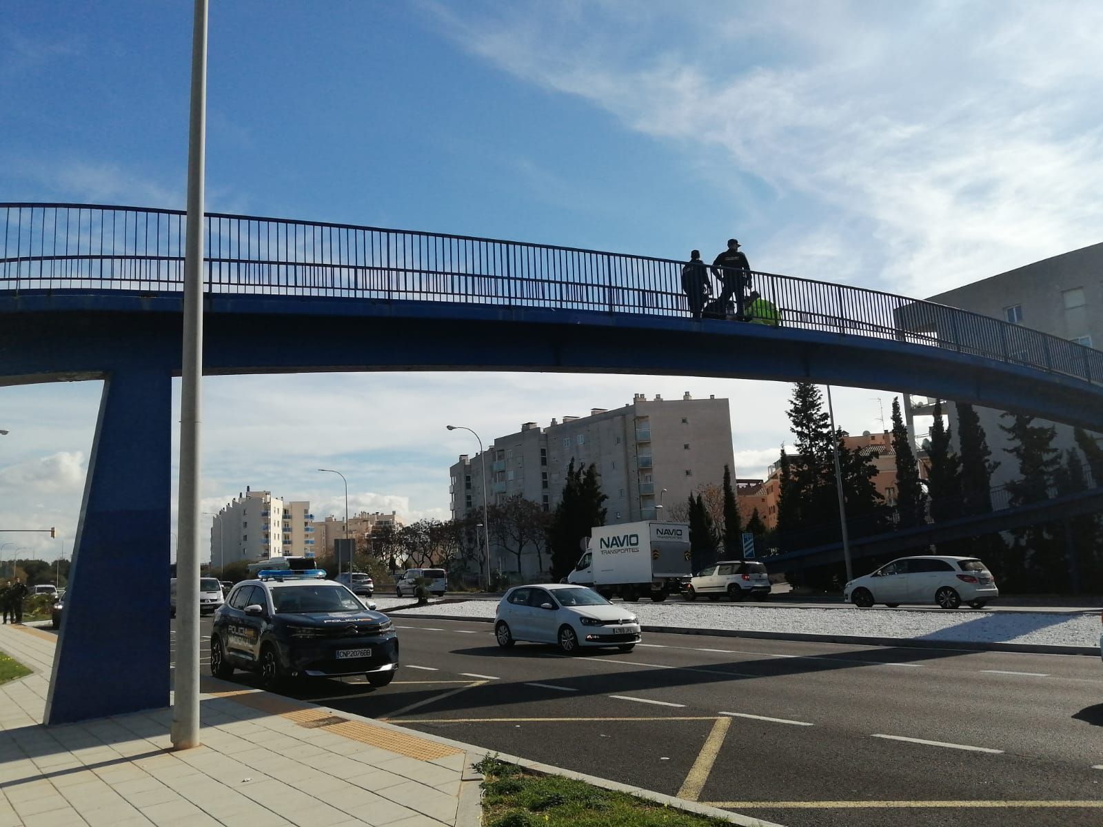 Operarios de Carreteras salvan a una joven que estaba a punto de tirarse de un puente sobre la autopista de Llucmajor