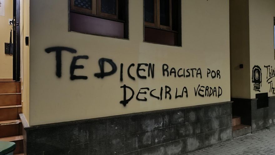 Mensajes racistas y simbología neonazi, en la fachada de un centro de menores