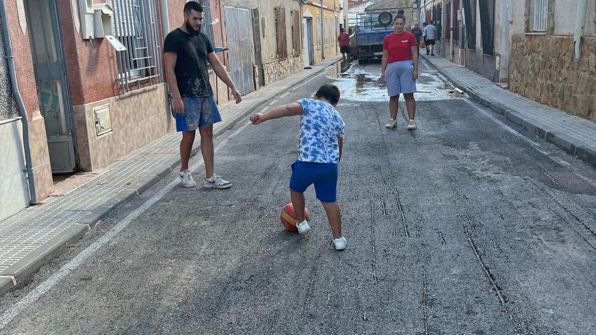 La ‘zona cero’ del temporal del pasado lunes, la calle San Nicolás de Javalí Viejo, ya presenta un aspecto normalizado.  | AYUNTAMIENTO DE MURCIA