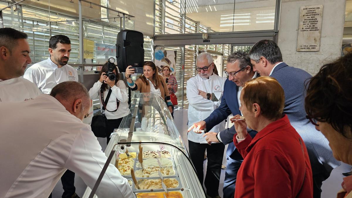 Toni Pérez y Marcos Zaragoza eligiendo helado en La Vila.