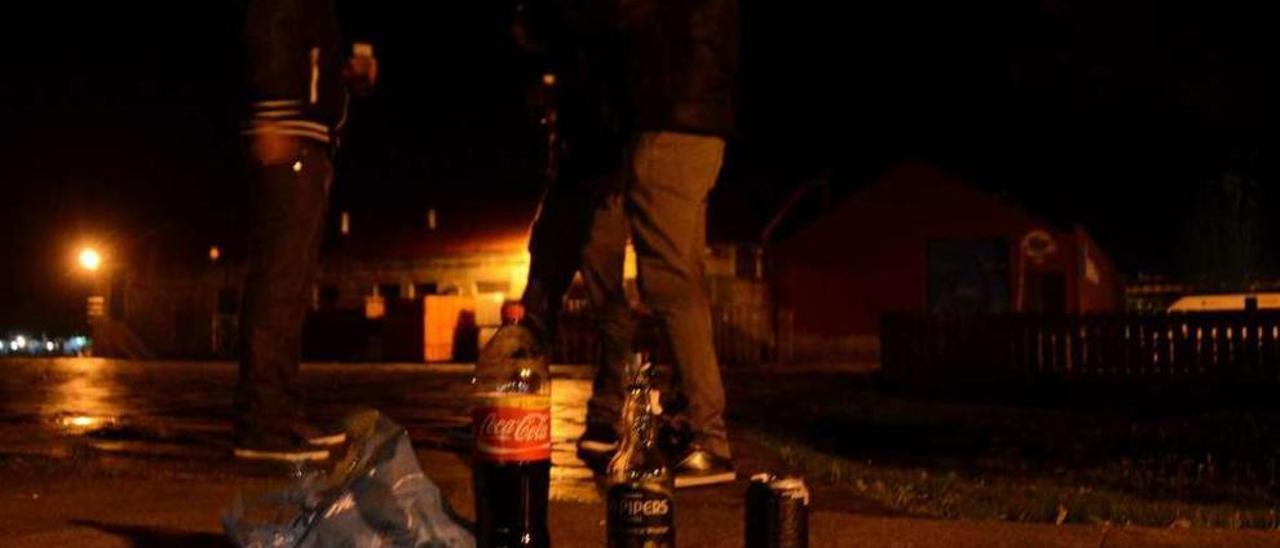 Jóvenes practicando botellón en un espacio público del centro urbano de Cangas. // Gonzalo Ñúñez