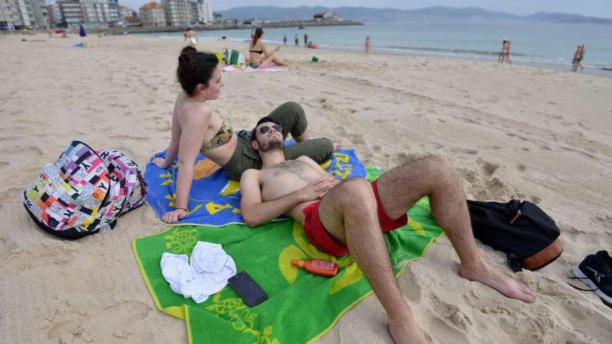 La jornada más calurosa del año, con 30 grados en Pontevedra  |  Después del lluvioso arranque del año, con más de tres meses con precipitaciones casi constantes, el calor llegó con fuerza esta semana y ayer se vivió la jornada con las temperaturas más altas de lo que va de 2018. La estación de Meteogalicia en Campolongo (Pontevedra) marcó más de 30 grados, un índice del que estuvieron cerca Sanxenxo y Poio. En el resto de la comarca se superaron los 25 grados por regla general y todo ello propició que las playas ya reciban a los primeros visitantes del año, como ocurre en la de Silgar.