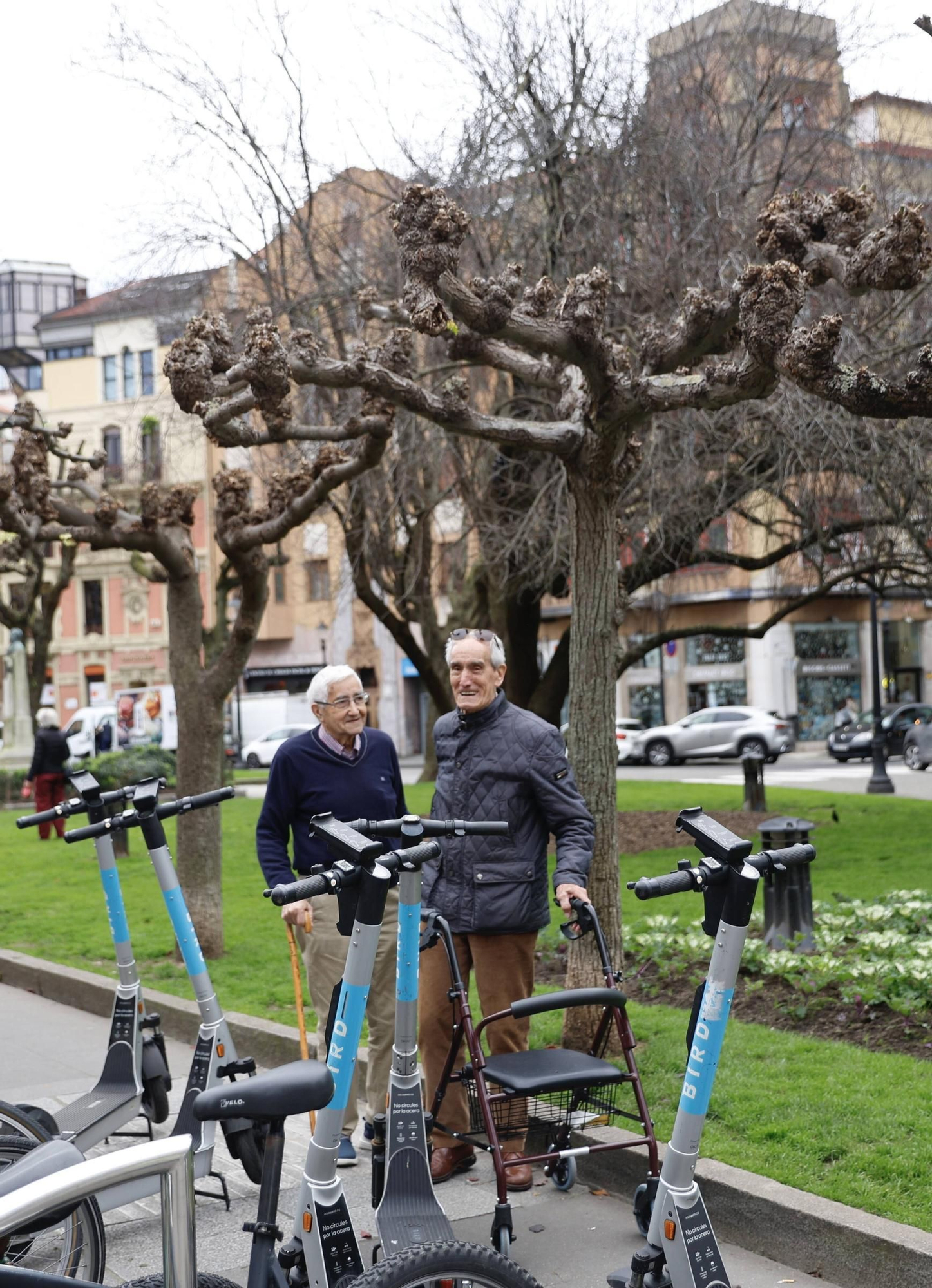 Los patinetes eléctricos aparcan el "civismo" en Gijón (en imágenes)