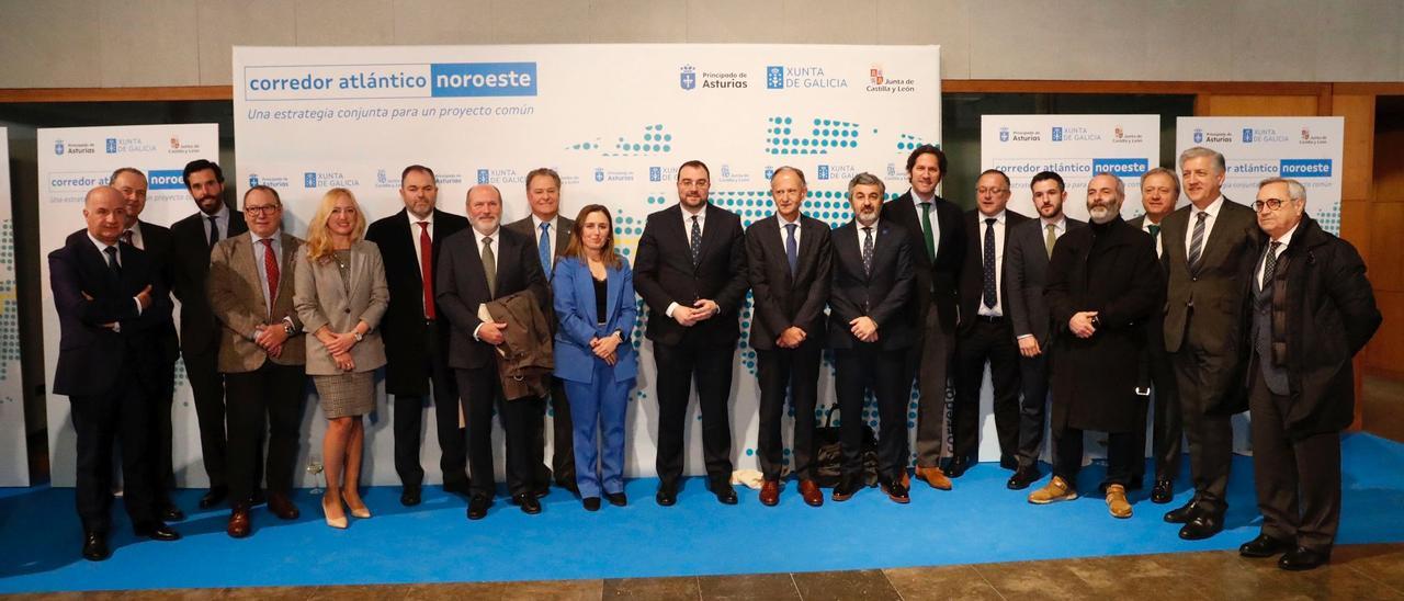 Representación asturiana en la cumbre de Santiago. Por la izquierda, Ruben Castro (presidente UEAS); Alberto Gonzalez (director general de FADE), tapado; Pablo García (presidente de AJE y vicepresidente de FADE), Santiago Rodríguez Vega (presidente de la autoridad portuaria de Avilés), Susana García Rama, Carlos Paniceres, Julio Martín Ramos (director general de IDESA), Félix Baragaño, María Calvo, Adrián Barbón, Javier Sáenz de Jubera (presidente de Total Energies), Alejandro Calvo, Juan Acuña (director de Telecable), Joel García (presidente de CAC), Jorge García, Patricio José Arias (presidente Clúster TIC), Álvaro Alonso (secretario general Cámara de Gijón), José Luis Fernández-Avello, Antonio Fernández-Escandón (presidente de FEMETAL)